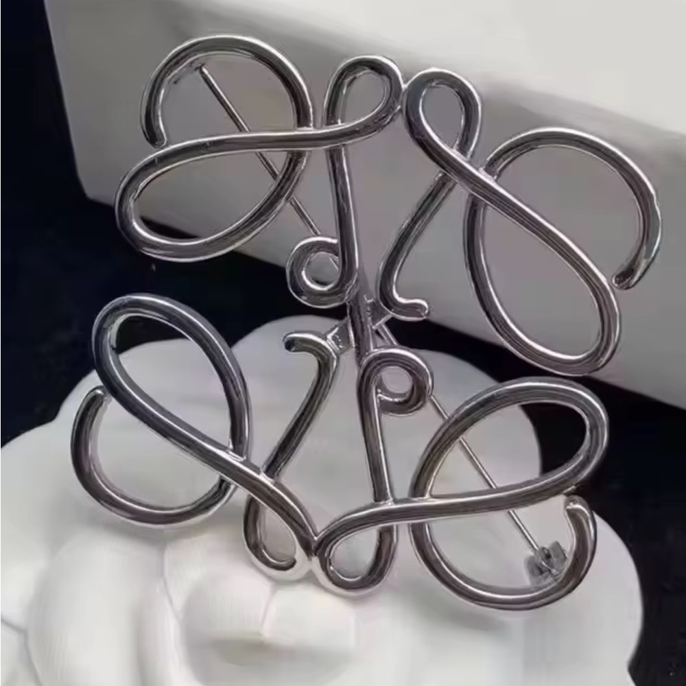 Symmetrical square brooches in silvery
Color